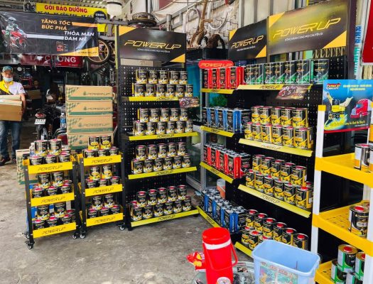 Kệ trưng bày nhớt Power Up nổi bật trong không gian tiệm sửa xe