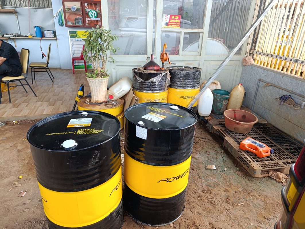 Dầu thủy lực chất lượng cao, đảm bảo hệ thống thủy lực của máy xúc hoạt động mượt mà, chính xác và giảm thiểu hao mòn.