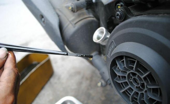 kiểm tra lượng nhớt xe máy đúng cách