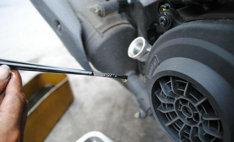 kiểm tra lượng nhớt xe máy đúng cách