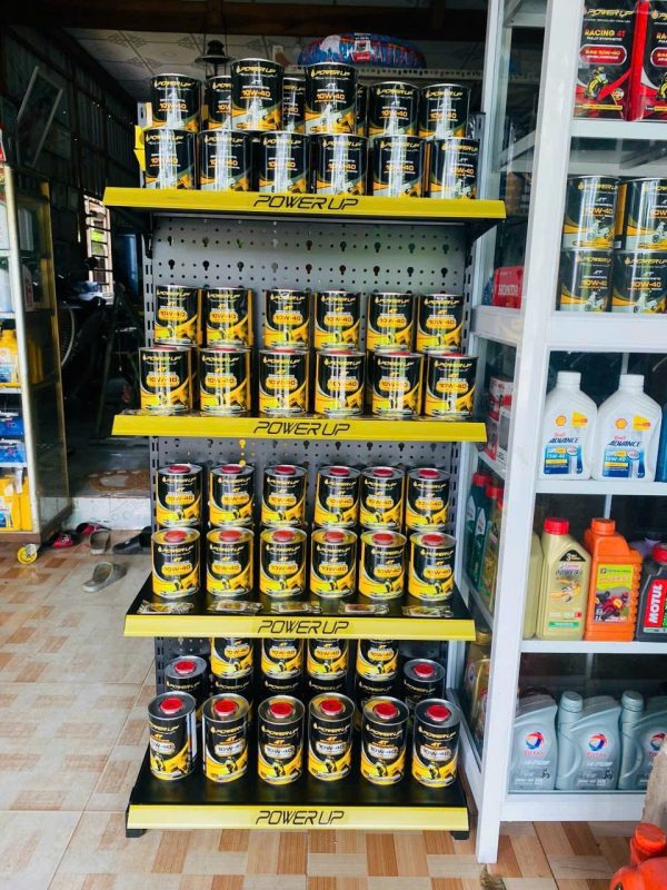 Kệ trưng bày nhớt Power Up giúp tiệm sửa xe gọn gàng